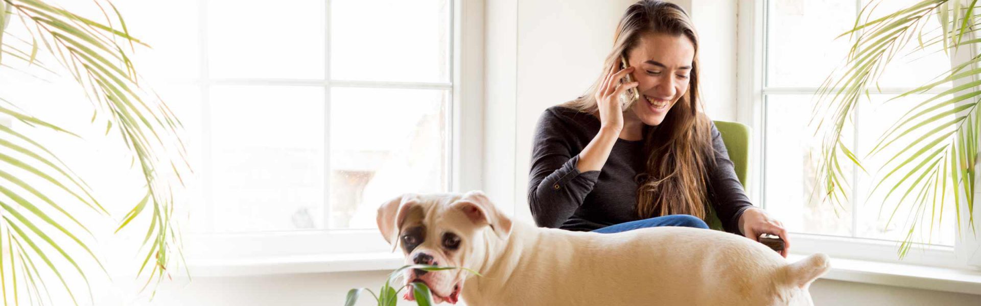 vrouw belt telecombinatie houten met hond